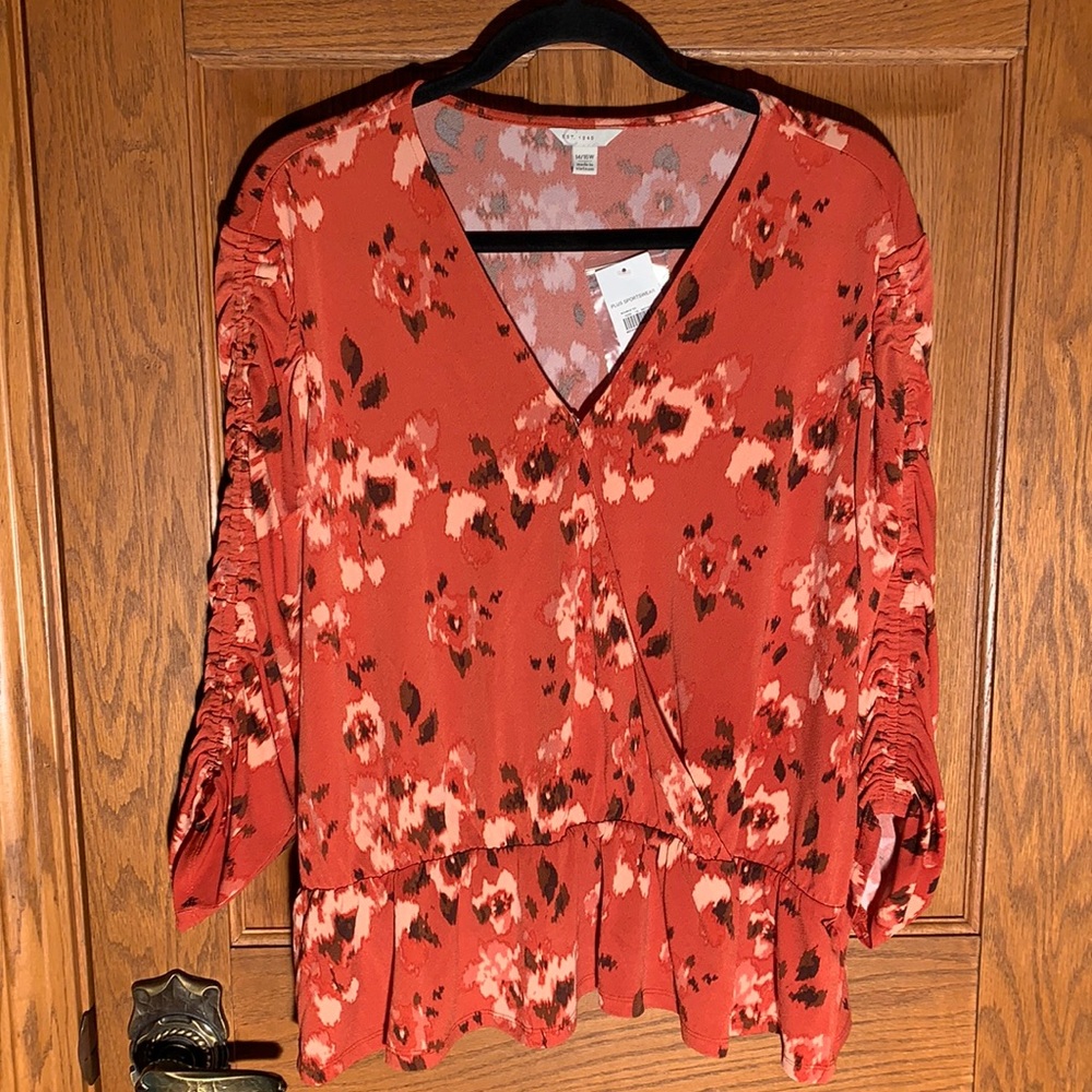 Gathered down sleeves with a ruffled bottom